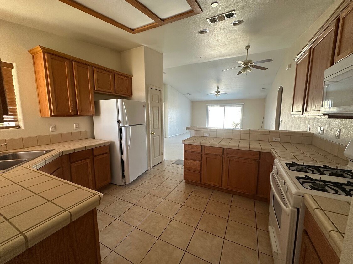 Primary Photo - 4 bedrooms close to Joshua Tree National P...