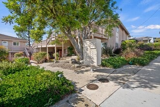Building Photo - 1745 Los Feliz Dr