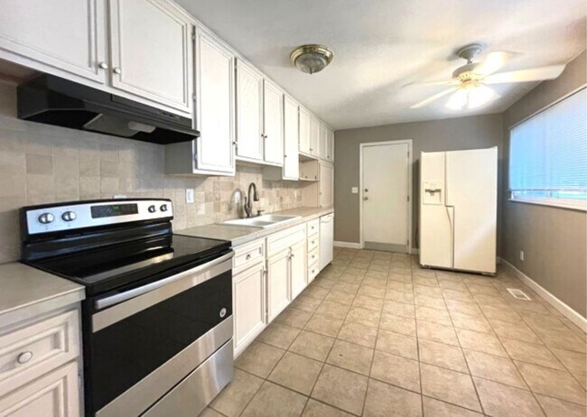 Foto del edificio - Spacious 3-Bedroom Ranch with Fenced Yard, Garage Workshop & Prime East Normal Location