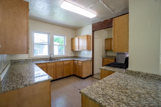Building Photo - Available 6/1/26 - Single Family Home