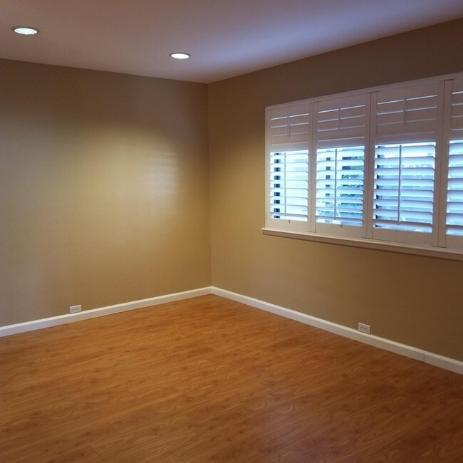 Building Photo - Updated 1bd 1ba condo in Sacramento!