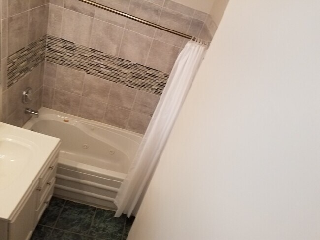 Bath #1 - 6130 S Greenwood Ave