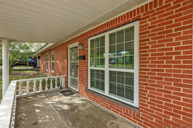Foto del edificio - 5704 Cedardale Dr