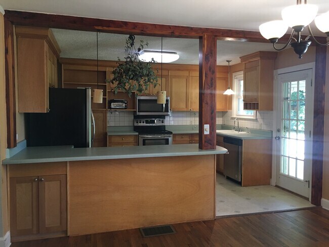 Foto del edificio - Adorable 2 bedroom, 1 bath home with an upstairs apartment!