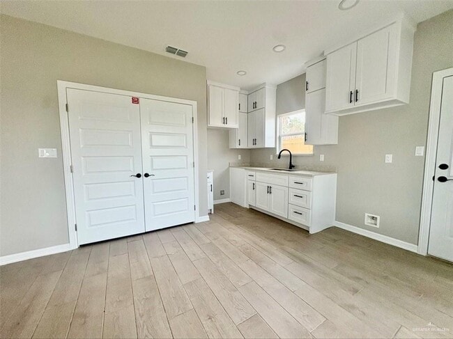 Building Photo - 11 E 13th St