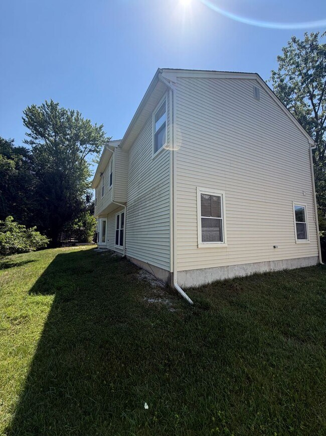 Foto del edificio - Spacious 4-Bedroom Colonial with 2-Car Garage in Howell