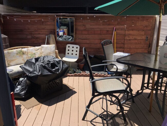 Foto del edificio - Beautiful Townhome with large fenced back patio, second story balcony, and two covered parking spots