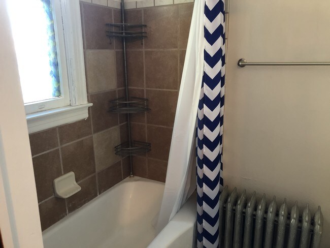 Shower/Tub - 228 Buckeye St