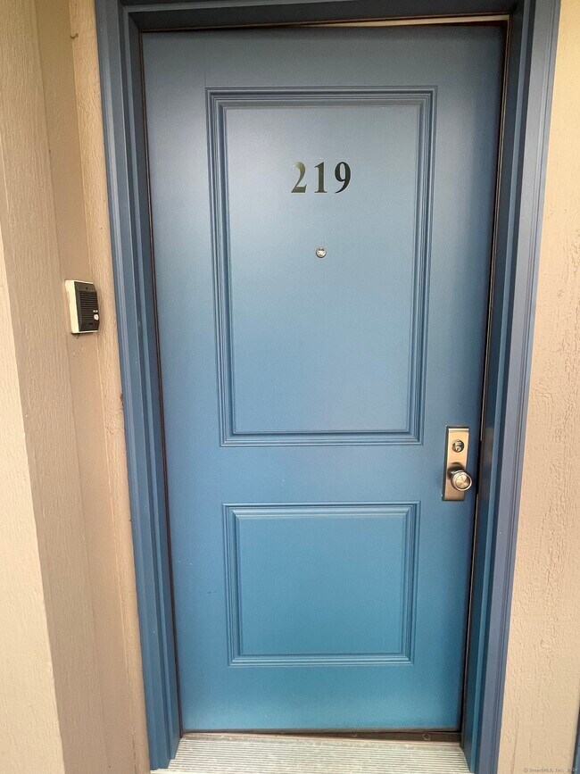 Foto del edificio - 1465 E Putnam Ave