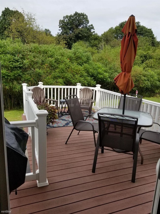 Building Photo - 3 br, 2.5 bath Townhome - 119 Shenot Rd