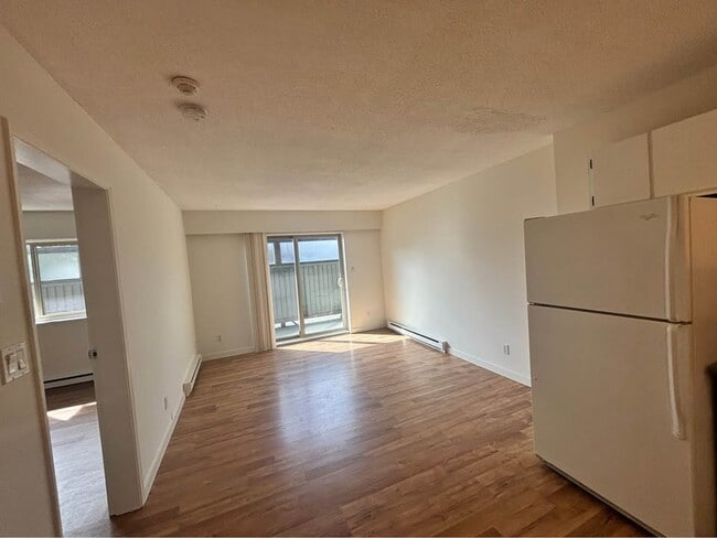 Building Photo - 850-850 Rupert Terrace