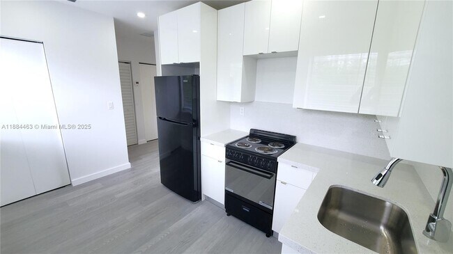 Building Photo - 215 Zamora Ave