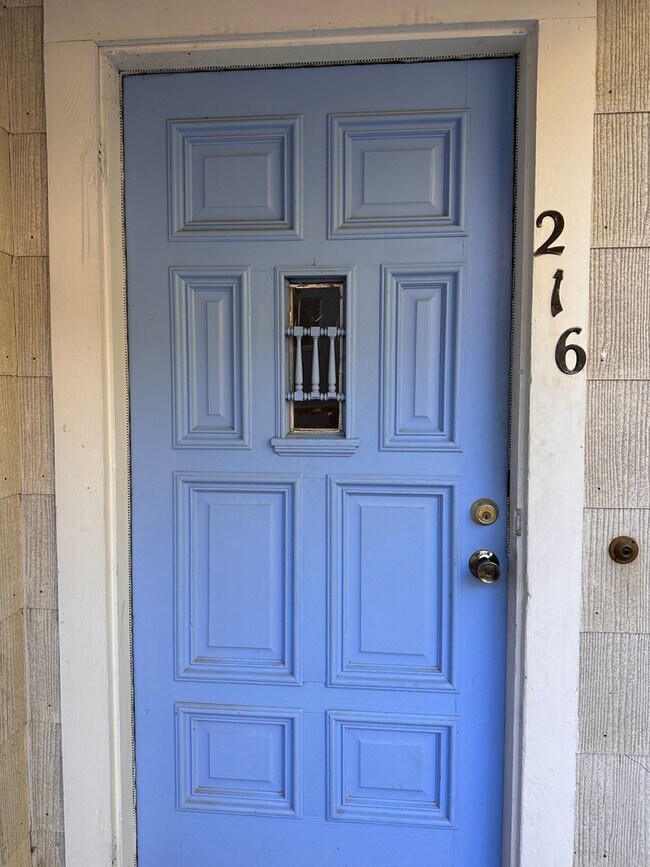 Foto del edificio - Charming House Located Steps From UCD