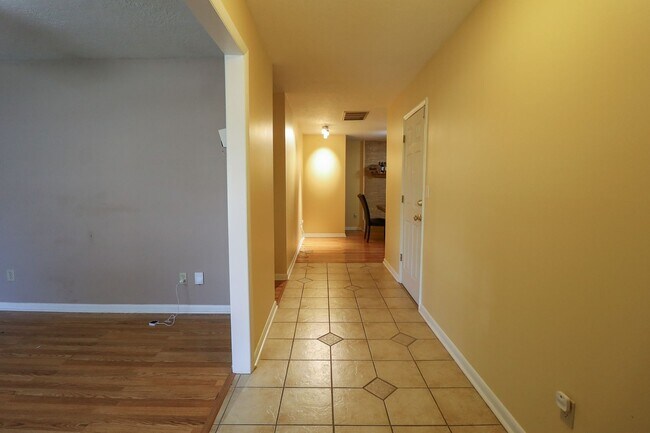 Foto del edificio - 2 Bed | 3 Bath with In-Ground Pool in Cent...