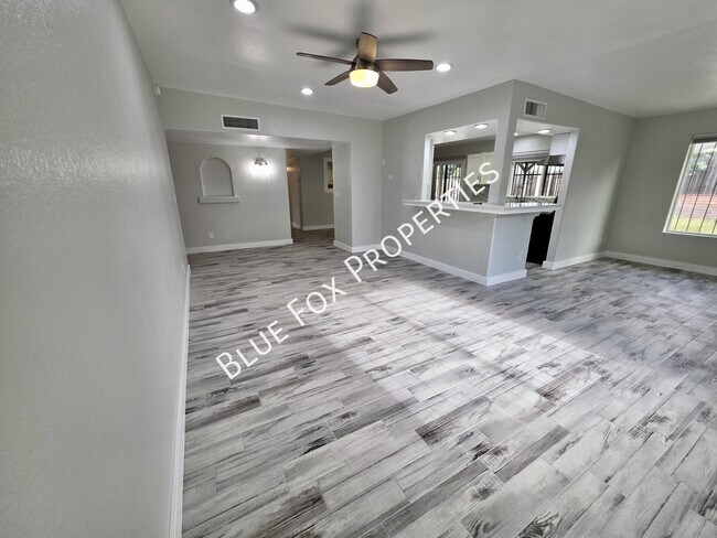 Foto del edificio - 8340 E Fond Du Lac Dr