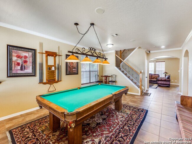 Building Photo - 4bed 2.5 bath