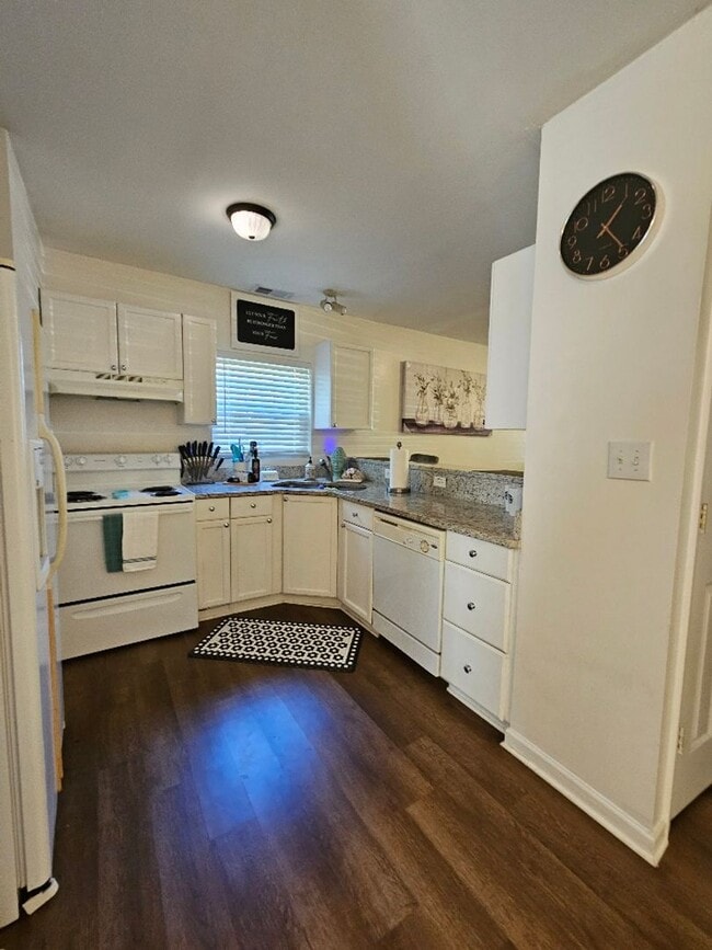 Foto del edificio - Fully Furnished 2 bed 1 bath duplex in Moo...