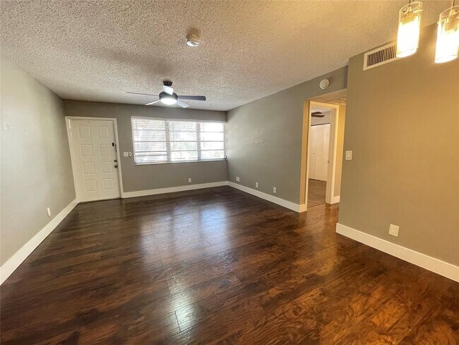 Building Photo - 10092 Twin Lakes Dr