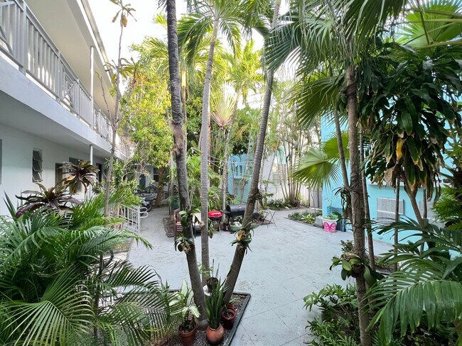 Building Photo - STUDIO | MIAMI BEACH