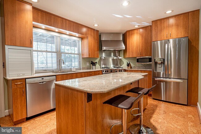 Building Photo - 910 Lovering Ave