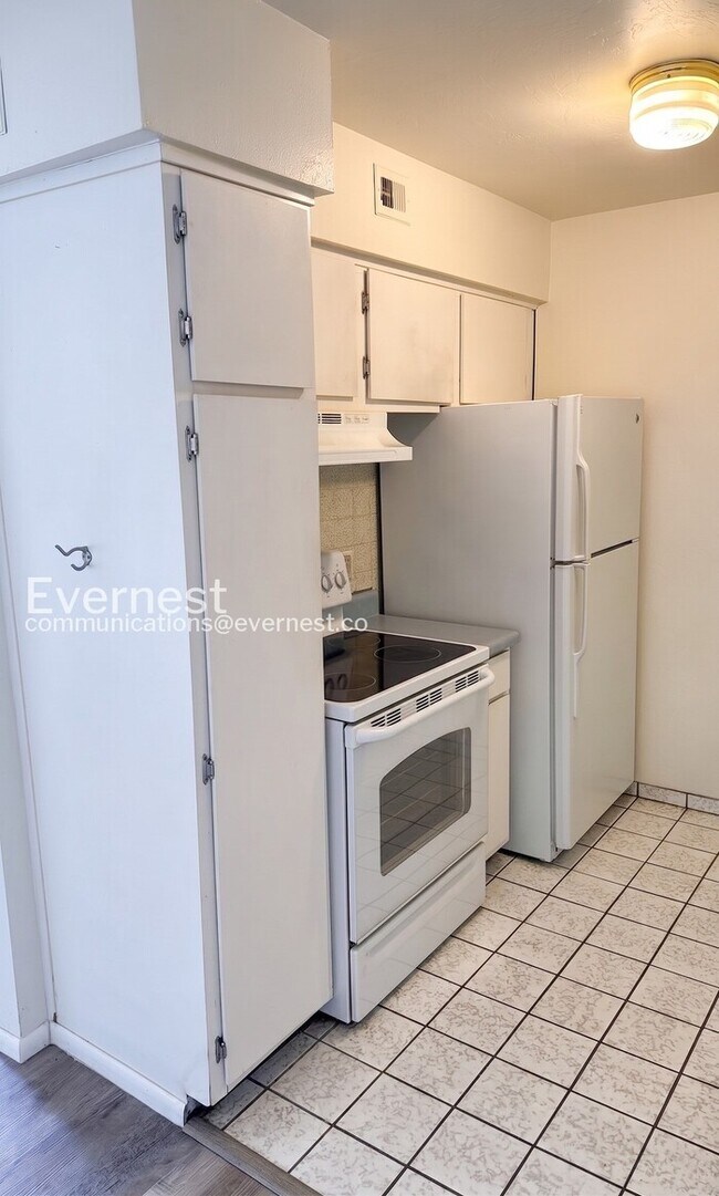 Foto del edificio - 2 Bed/2 Bath Condo with Modern Amenities / Coming Soon!