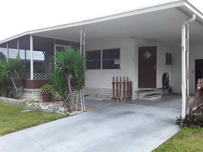 Foto del edificio - 5810 Clubhouse Dr