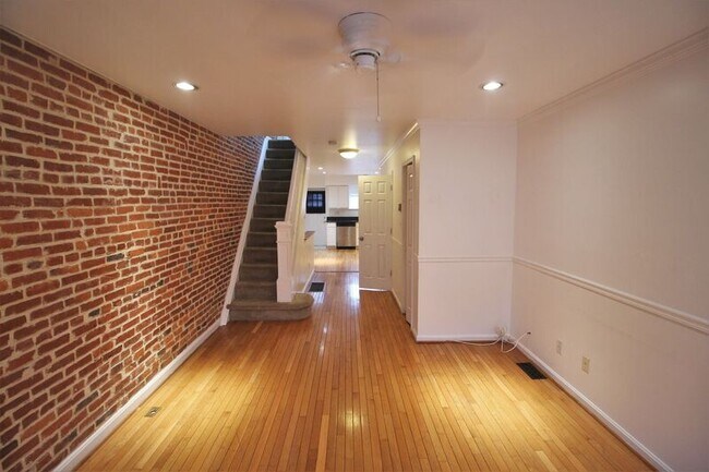 Building Photo - 524 S Decker Ave