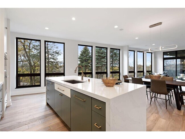 Foto del edificio - 1726 Kenwood Pkwy