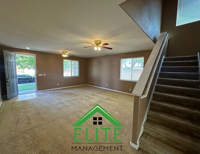 Foto del edificio - Spacious 6-Bedroom Home with Two Master Su...