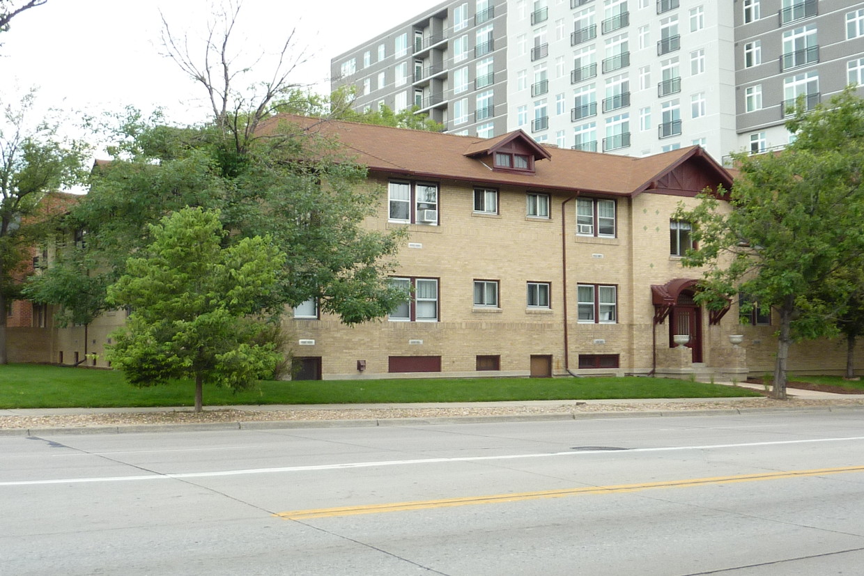 Main Entrance - 2101 S Josephine St