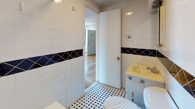 Building Photo - Modern functionality and classic charm