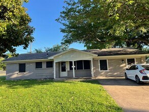 Building Photo - 102 Roma Dr