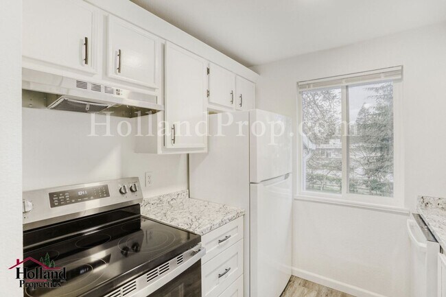 Building Photo - Updated 2 Bed Condo in Prime Location!