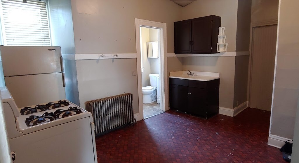 Primary Photo - 2424 W Greenfield Ave