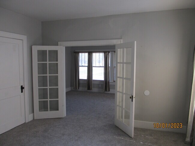 dining room - 829 Congress St