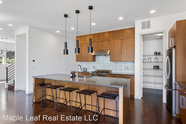 Building Photo - 3 br, 4 bath House - 2516 East Helen Street