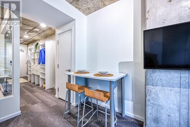 Building Photo - 211 Besserer St