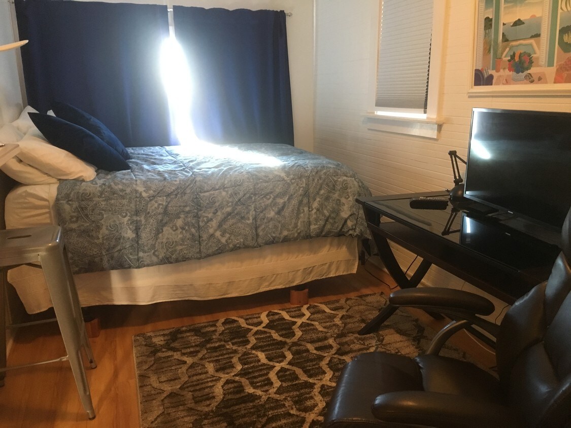 Queen bed - 23 Arcadia Terrace