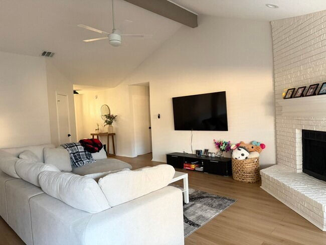 Foto del edificio - 921 Matilda Dr