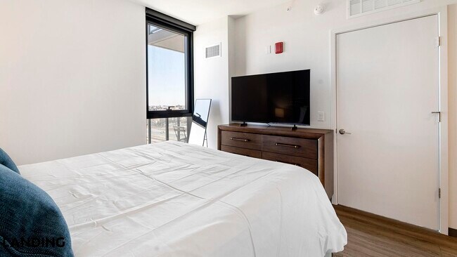 Building Photo - 513 S Damen Ave