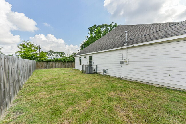 Building Photo - Stunning 3-Bed Home Minutes from Downtown