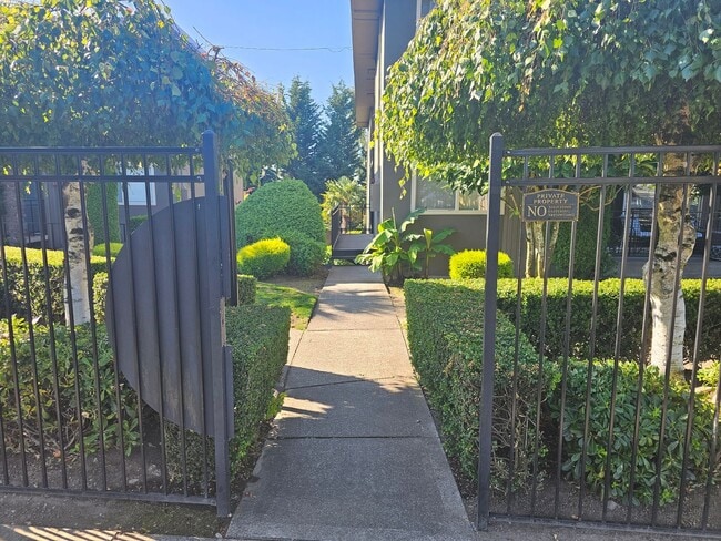 Building Photo - 2 Bed Condo by Tacoma General Hospital!