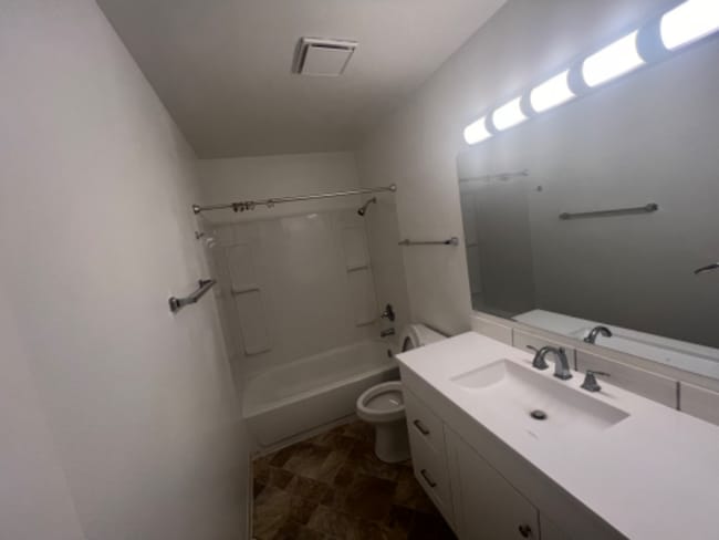 Building Photo - 5865 E Bogard Rd