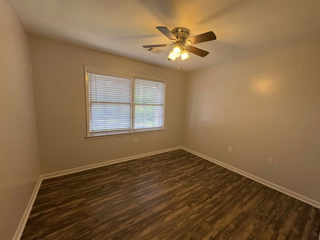 Building Photo - 406 Russell Pkwy