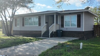 Building Photo - 917 Temple Dr