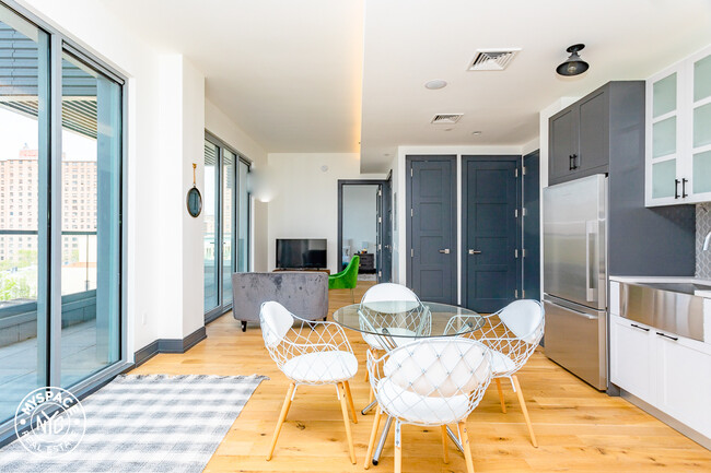 Foto del edificio - 502 Bushwick Ave