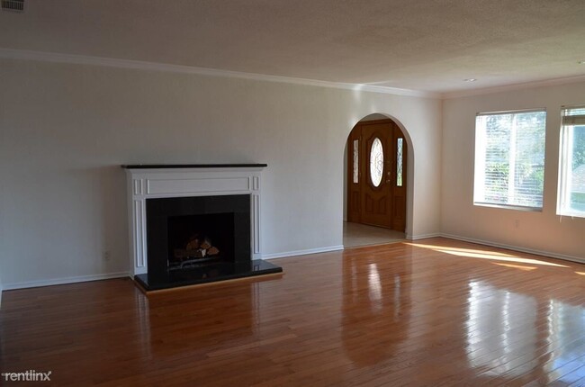 Building Photo - 3 br, 2.5 bath House - 1359 Salisbury Rd