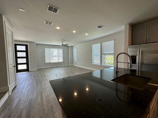 Foto del edificio - 3 Bedroom Townhome in Arlington