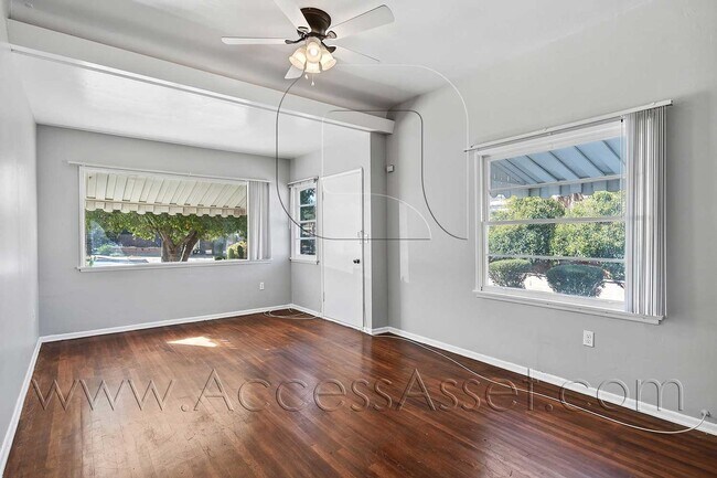 Foto del edificio - Charming 1 Bed/1 Bath Bottom Unit In The Heart Of Lake Elsinore!