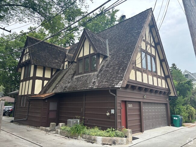 Building Photo - 325 Forest Ave